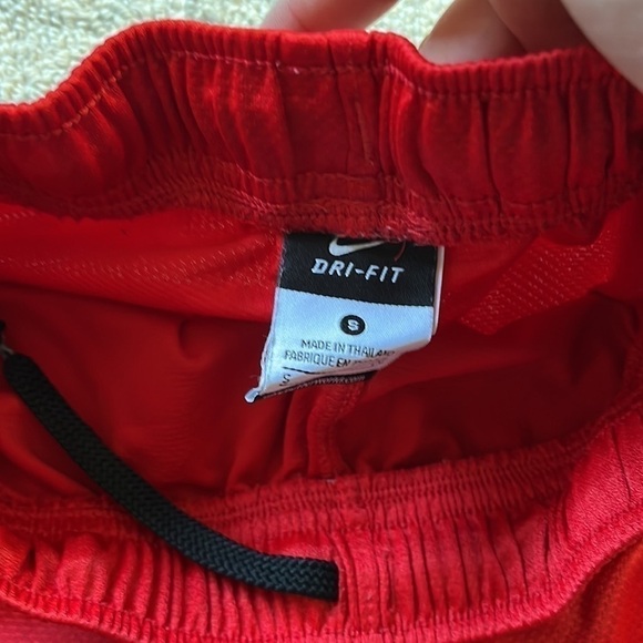 BOYS Shorts Nike Dri-fit Red Size Small - Picture 3 of 4